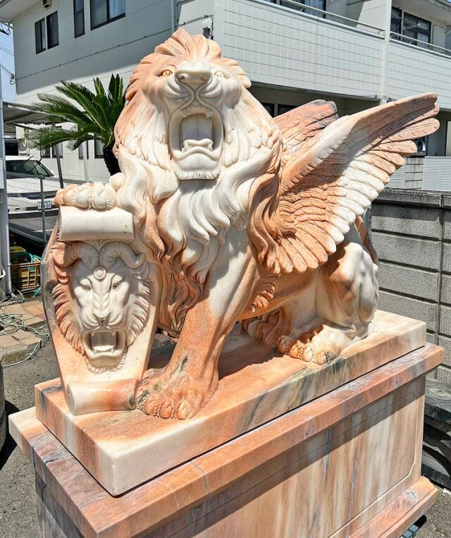 天然大理石彫刻 翼を持つライオン（有翼の獅子） ペア ピンク 【商品