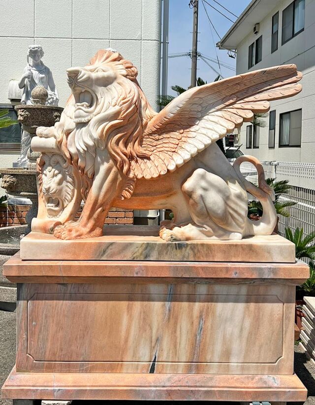 天然大理石彫刻 翼を持つライオン（有翼の獅子） ペア ピンク 【商品