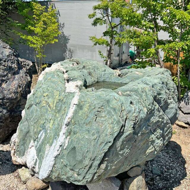 四国 青石 つくばい 庭石 蹲 景石 溜まり石 【商品番号：m-kur0724-240】