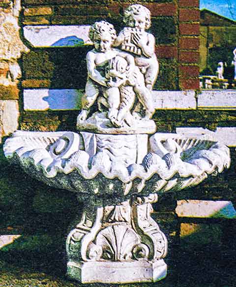 二人の子供の壁泉