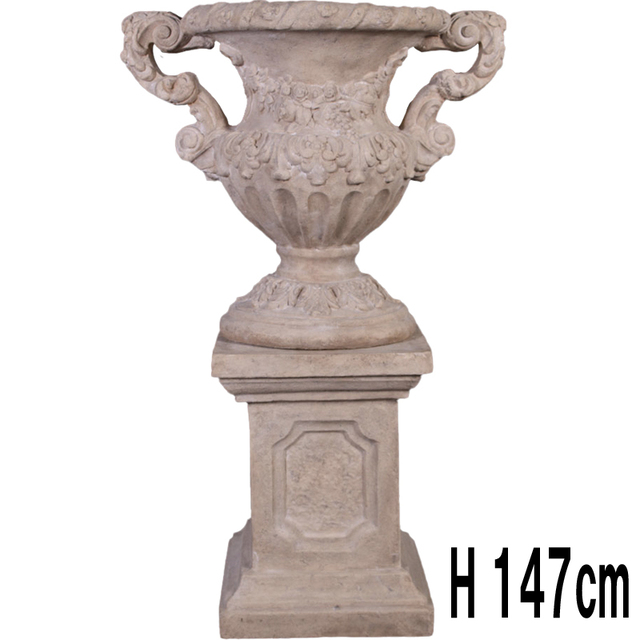 花模様の壺（台座付き）ローマストーン仕上げ Floral Scrolled Urn on Base  FRPアートオブジェ 【商品番号：m-fr050307】