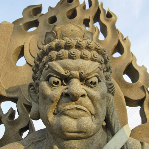 不動明王の石仏・仏像の販売。不動明王半跏像を青御影石で彫り上げた