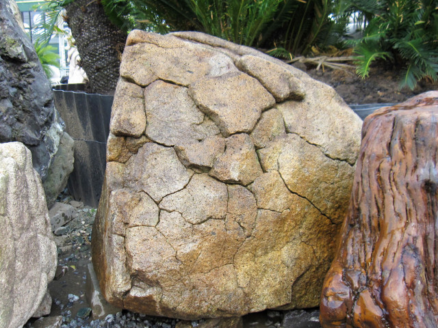 亀甲石の庭石の販売ページです。