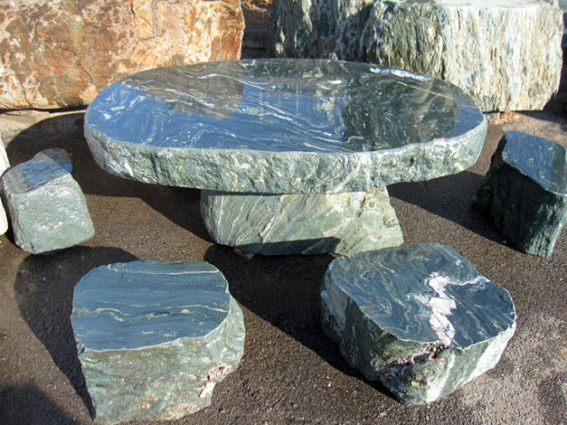 四国青石のテーブル・イス6脚セットを販売しています。お庭のテーブル