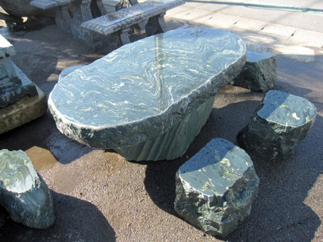 四国青石のテーブル・イス6脚セットを販売しています。お庭のテーブル