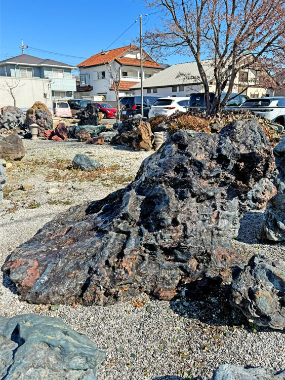 赤幸太郎石 庭石 景石 北海道産 自然石 幅213cm 大型 溜まり石 水溜石 ガーデンアート増樹