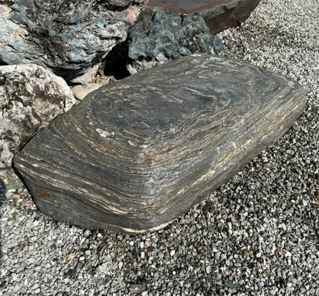 三波石 銘石 景石 庭石 天然石 145cm 群馬県産 青石 沓脱石 踏み石