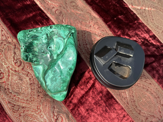 マラカイト 磨き 原石 約1.9kg 孔雀石 【商品番号：m-OKA2110-050】