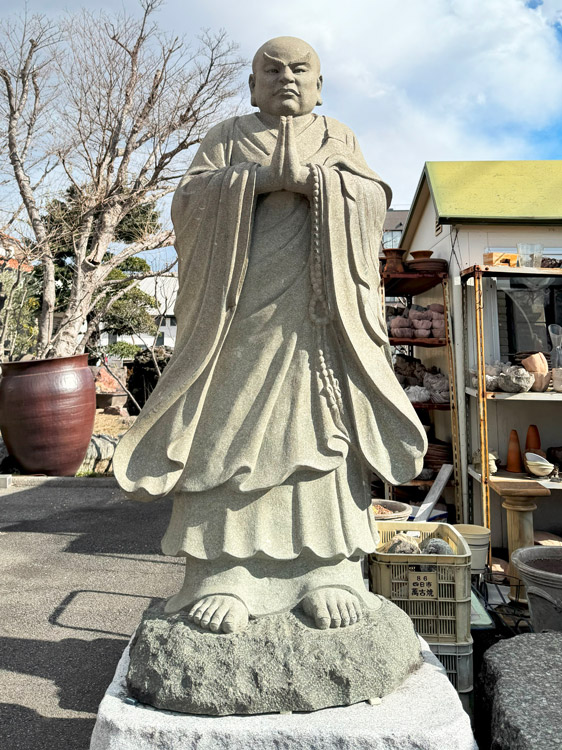 毘沙門天の木彫り仏像で、楠を彫刻して作り上げた仏像です。