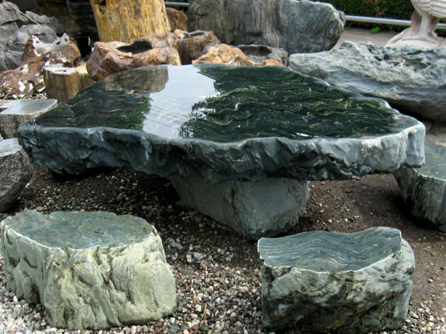 お庭にやすらぎの空間を作る！！四国 青石 テーブル・イス5脚セット