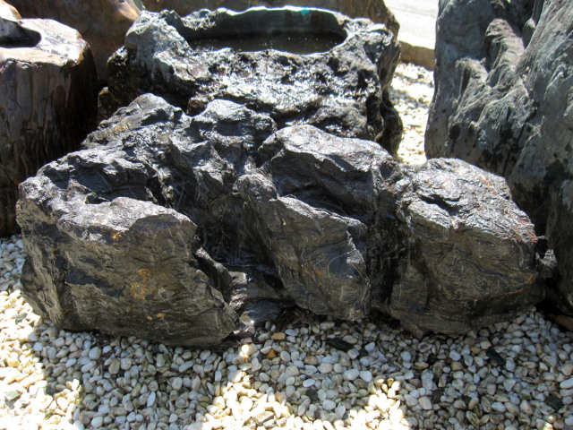 グレーの石彫刻 木製台座付き 太湖石　中国 グレーの石彫刻 木製台座付き 太湖石 中国 グレーの石彫刻 木製台座