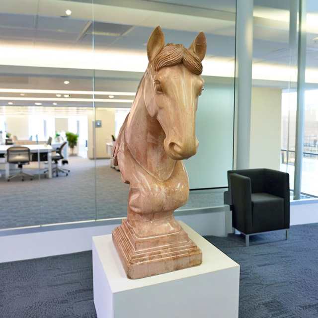 天然大理石彫刻 ホースヘッド（馬の頭部）｜希少な色味の大理石を彫り