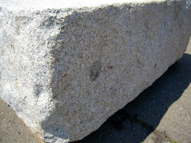 格安で沓脱石販売します（小サイズ) 沓脱石真壁小目（御影石）の販売をしているページです。