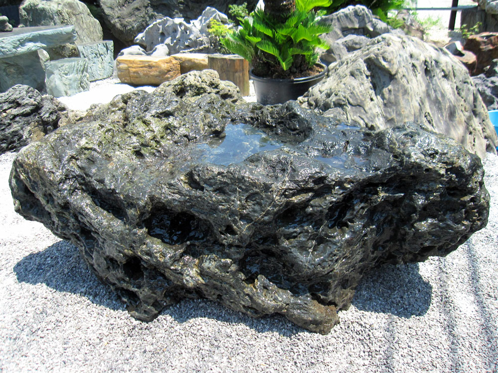 千軒石の庭石販売ページです。千軒石は別名で松前古潭石と呼ばれる石です。