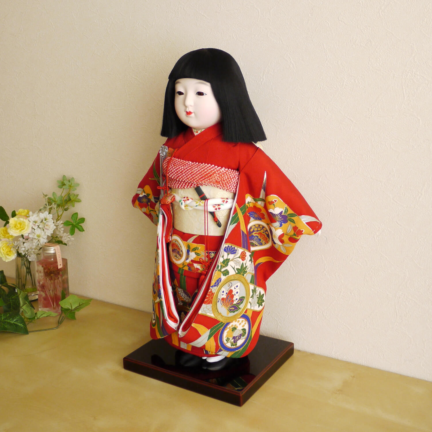 元賀章介作 12号(尺二)正絹別染 霞に紋柄 赤色 手塗本漆塗台 市松人形 増村人形店 10000537