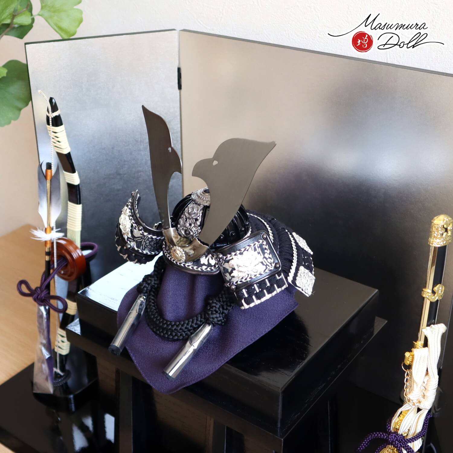 五月人形  唐草 漆黒兜 合鉢 共吹き返し 大鍬形 兜 済美箔屏風 銀屏風 3曲 本藤巻弓太刀 越前塗 黒木目 唐櫃 国産黒塗り薄台 10002696