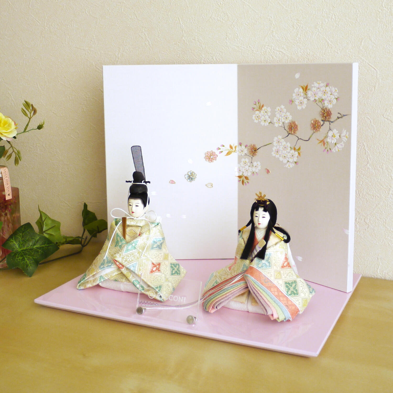 雛人形 小西実作 PICCONI 茜-あかね- Rinおさげ髪 京製正絹西陣織 京製屏風手描「枝桜」ピンク飾台 増村人形店 picakrosaeds