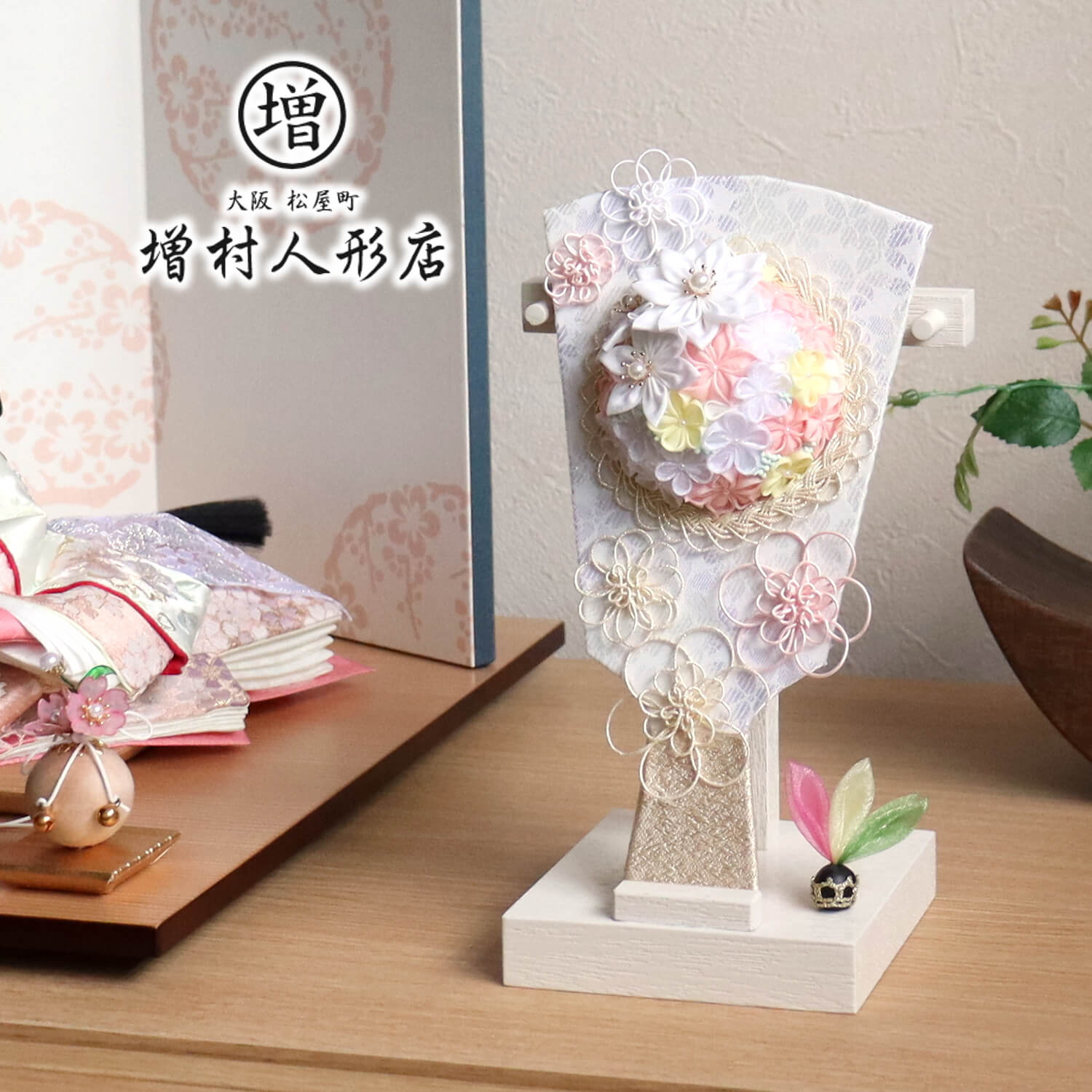 6号 正絹 つまみ細工 羽子板 ブーケ bouquet ボタニカル 木目塗アイボリースタンド パステル 手造りつまみ細工 水引 パール風 つむぎ糸 10000865