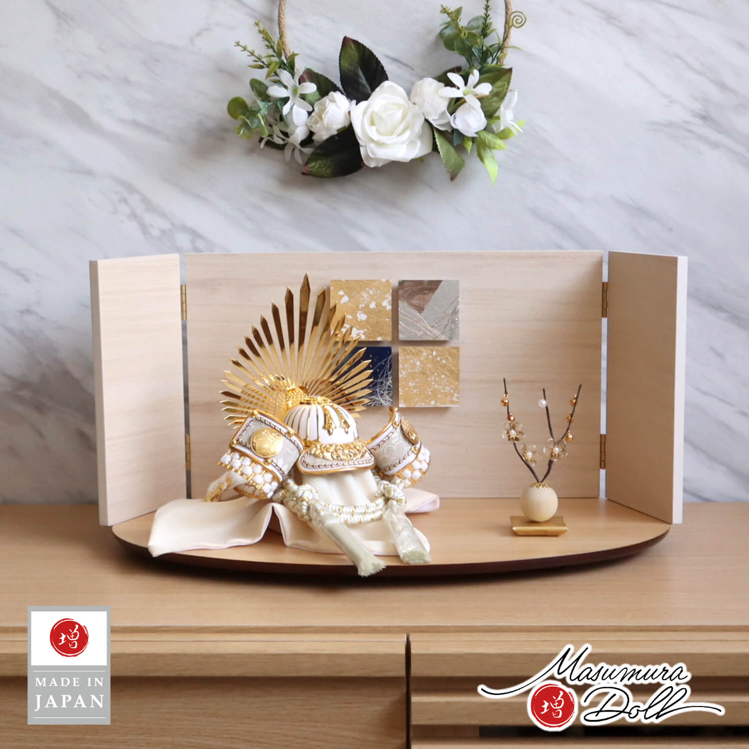 五月人形  ホワイト ゴールド 武将 豊臣 秀吉 兜 共吹き返し 白木目レリーフ細工屏風 クリアフラワーゴールド 梅 ナチュラル杉製楕円台 増村人形店 10001642