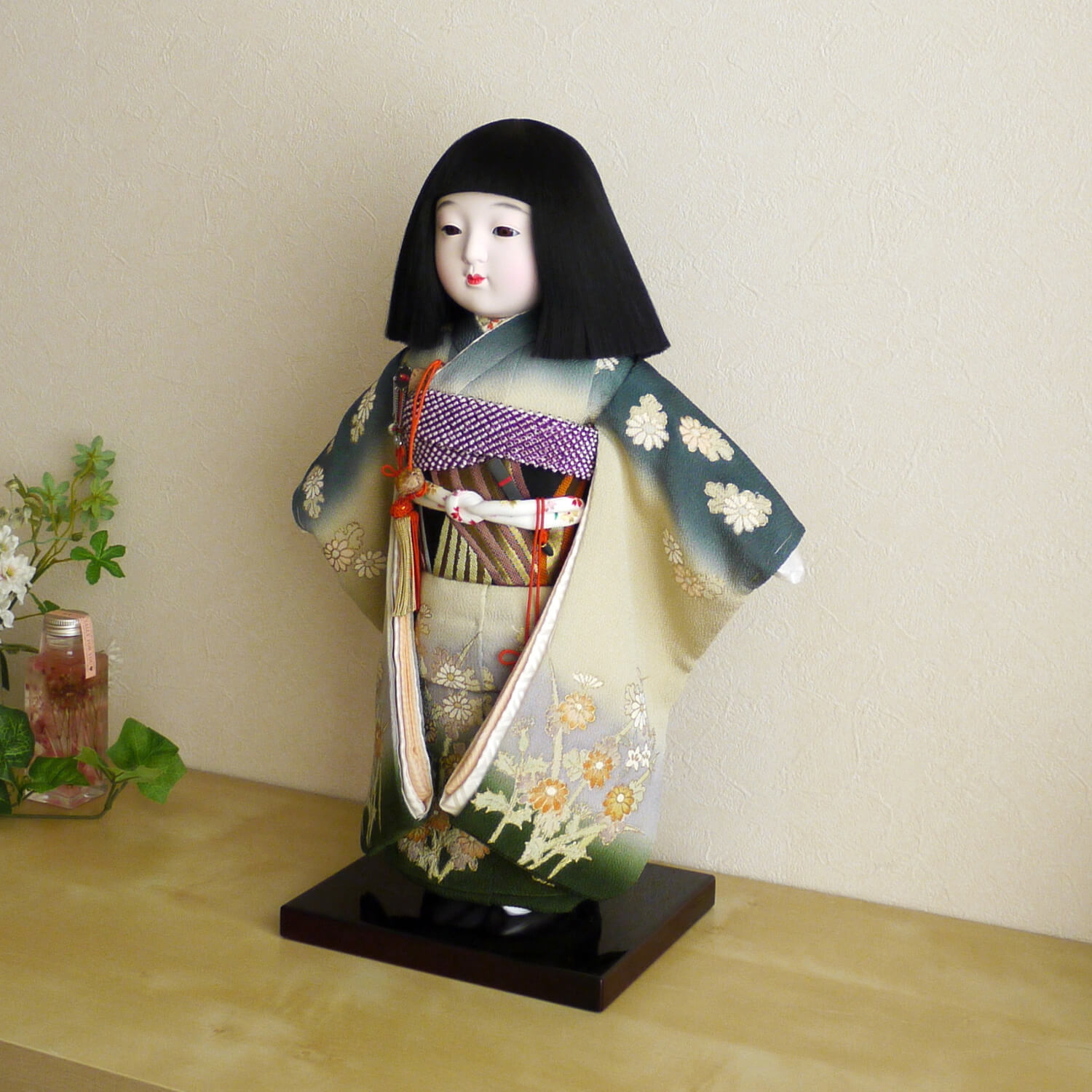 元賀章介作 12号(尺二)正絹手描 ぼかし秋草 抹茶色 台 市松人形 女の子 かわいい 上品 童 国産 雛人形 増村人形店 10000565