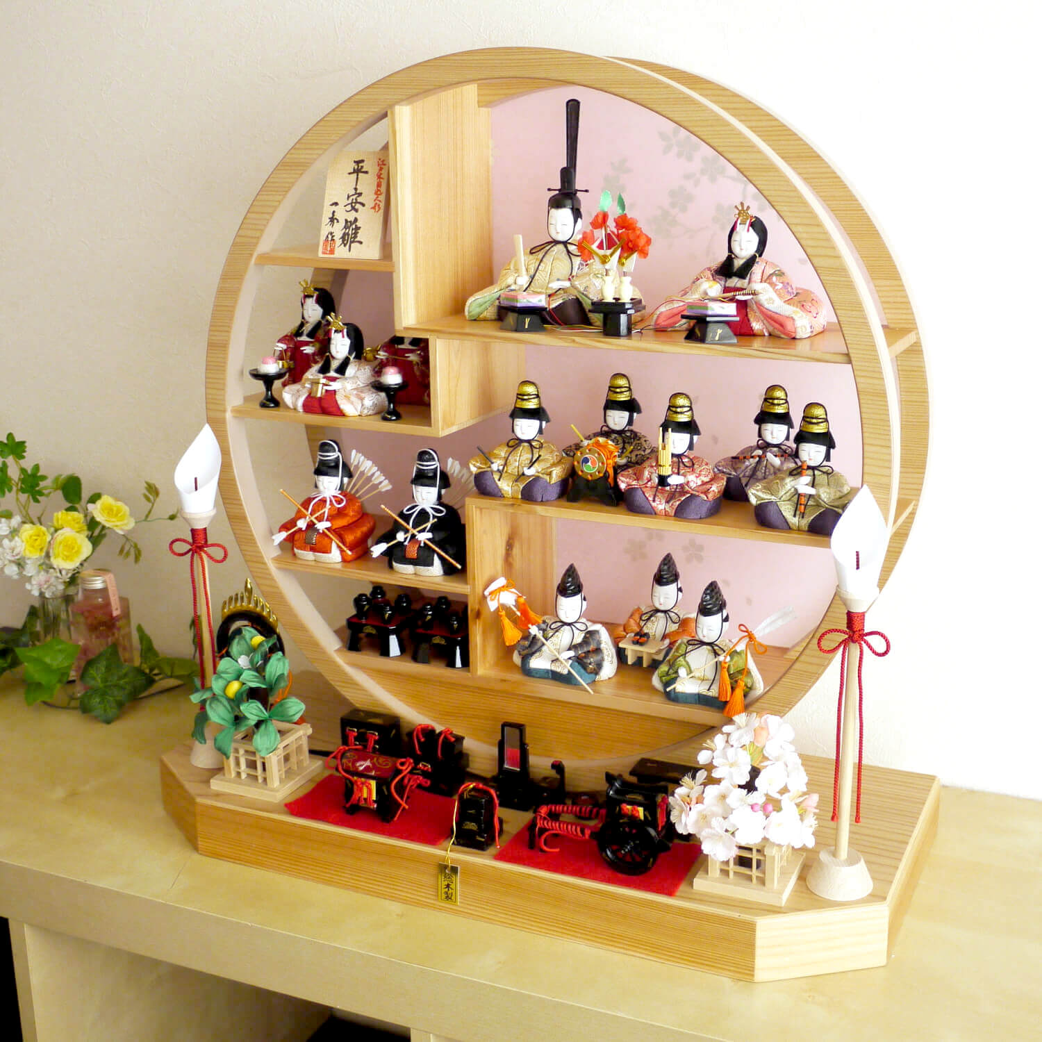 雛人形 木村一秀作 国産杉・円窓飾り15人総揃 総木製道具九品 ナチュラル燭台飾り 杉製 円形丸型 丸窓 例年実店舗早期完売品 ひな人形 10000418