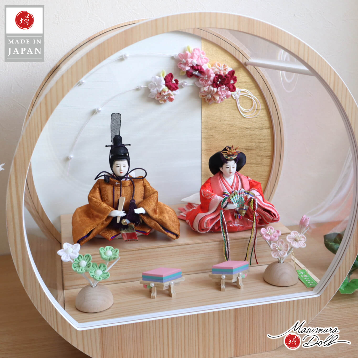 雛人形 華峰作 柳 正絹西陣織 黄櫨染 有職 月-tsuki- 日本製円形ナチュラル杉 アクリルケース (つまみ細工付き) 壁掛け対応 半円ナチュラルちりめん桜橘 木製菱餅パール調 ケース飾り 10002945