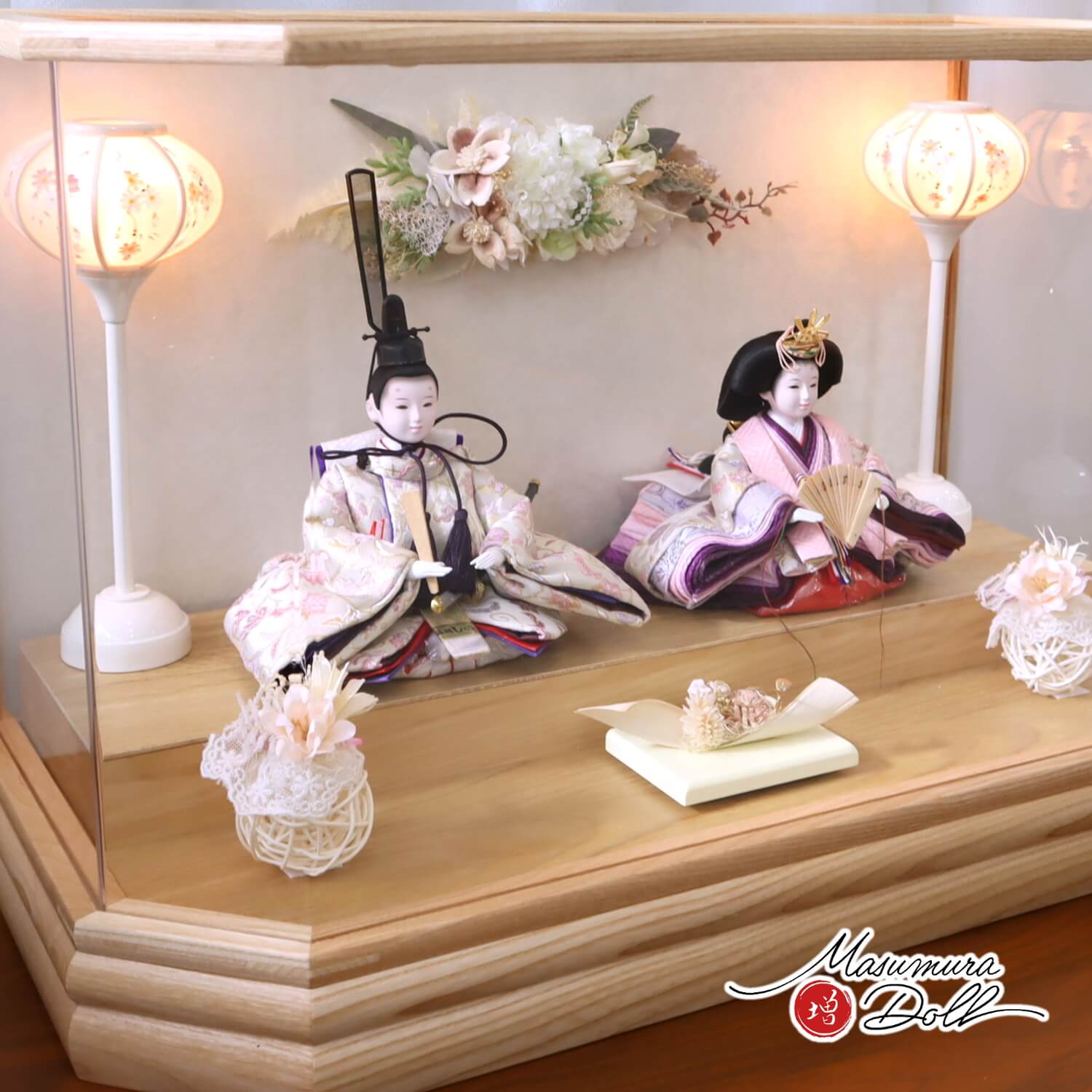 雛人形 華峰作 芥子 西陣織 唐花クリーム 無地扇 白木枠六角パノラマ アクリルケース 和紙バック 手描き雪洞 かぶせ式 アートフラワー ラタン 増村人形店 ケース飾り 10002252