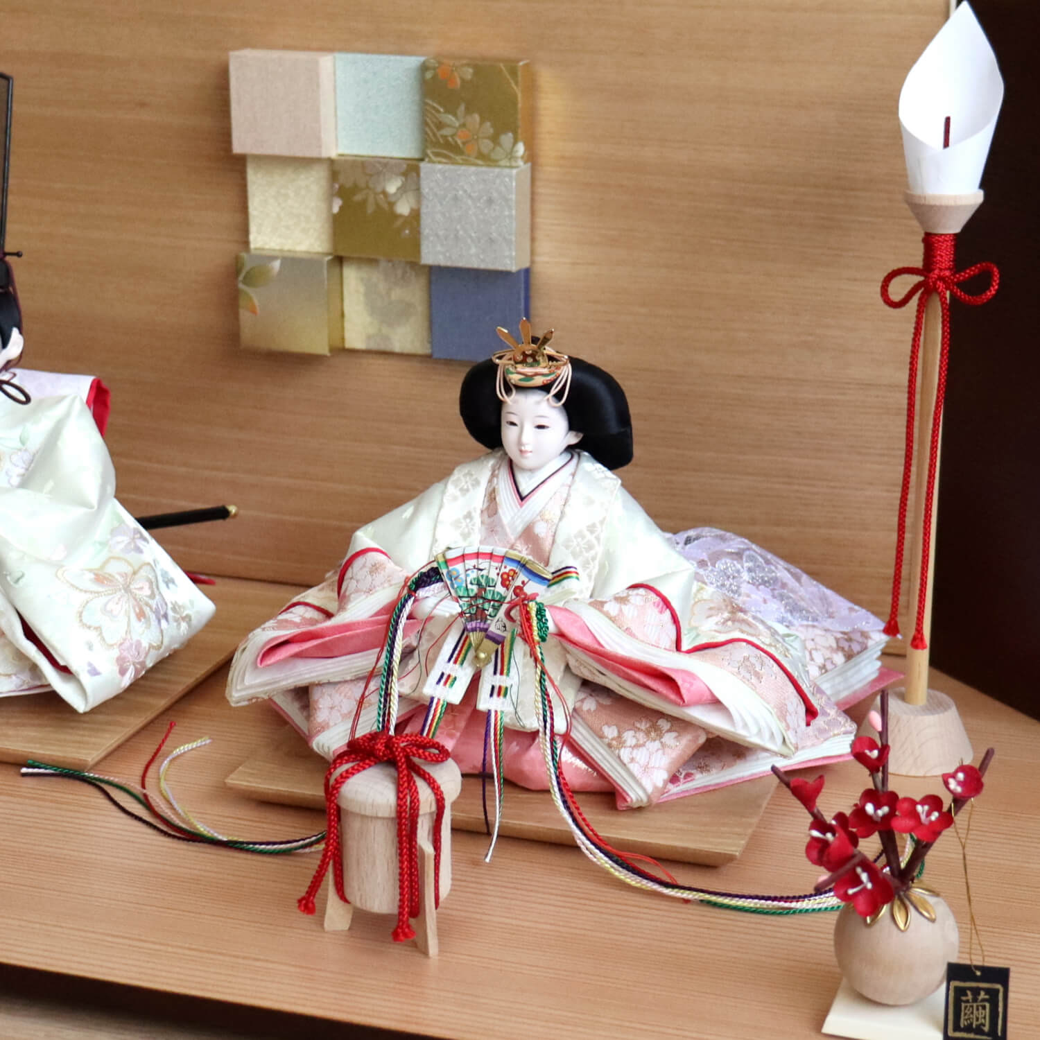 雛人形 内閣総理大臣賞受賞作家 松宝作 25号 芥子 ホワイト 桜刺繍 ここのえ 屏風 ナチュラル木製 燭台 貝桶 ナチュラル杉平台 繭玉紅白梅 増村人形店 10000941