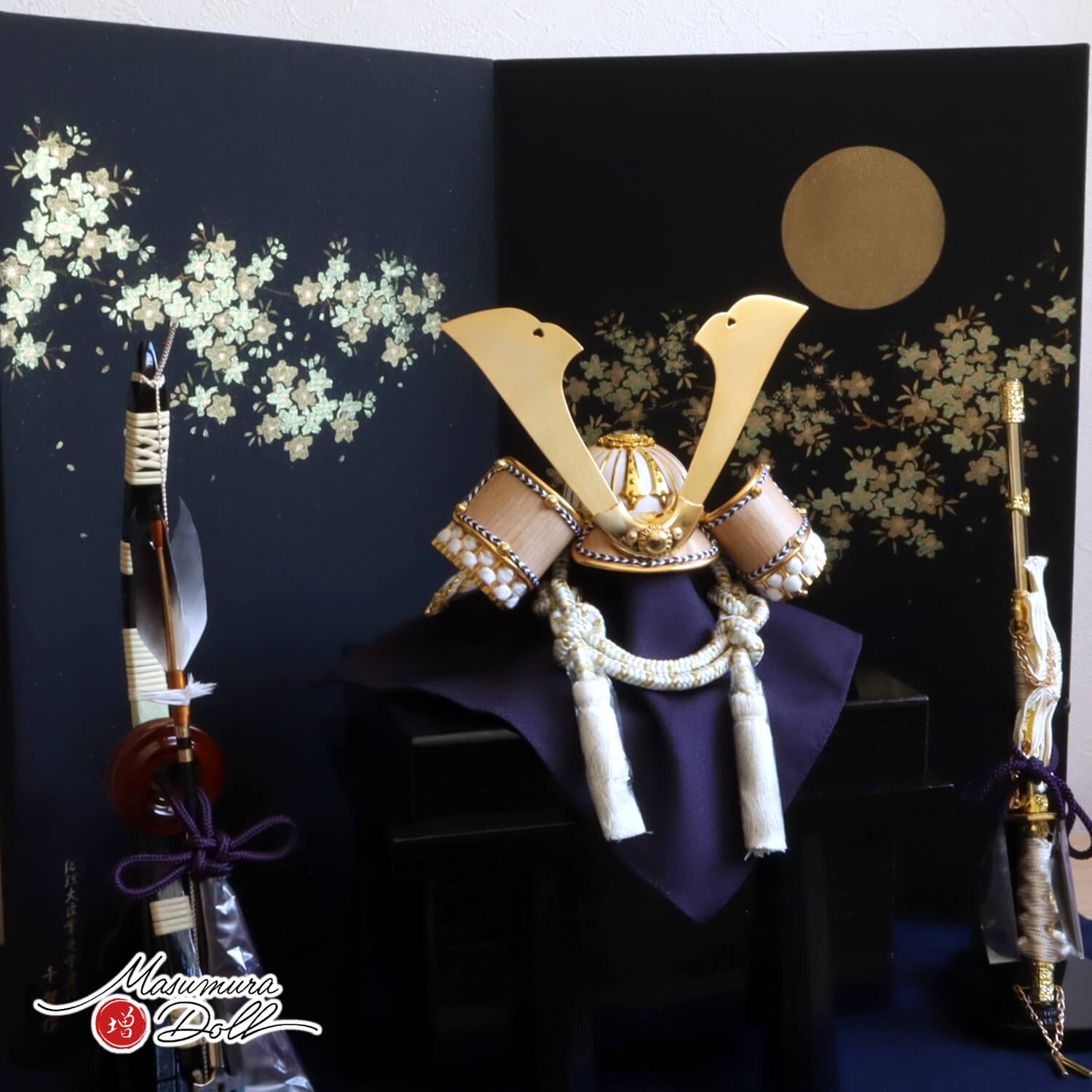 五月人形  木目吹き返し兜 ゴールド 白糸 蒔絵屏風「月に桜」本藤巻弓太刀 黒木目塗 唐櫃  紺毛氈飾り 10002691