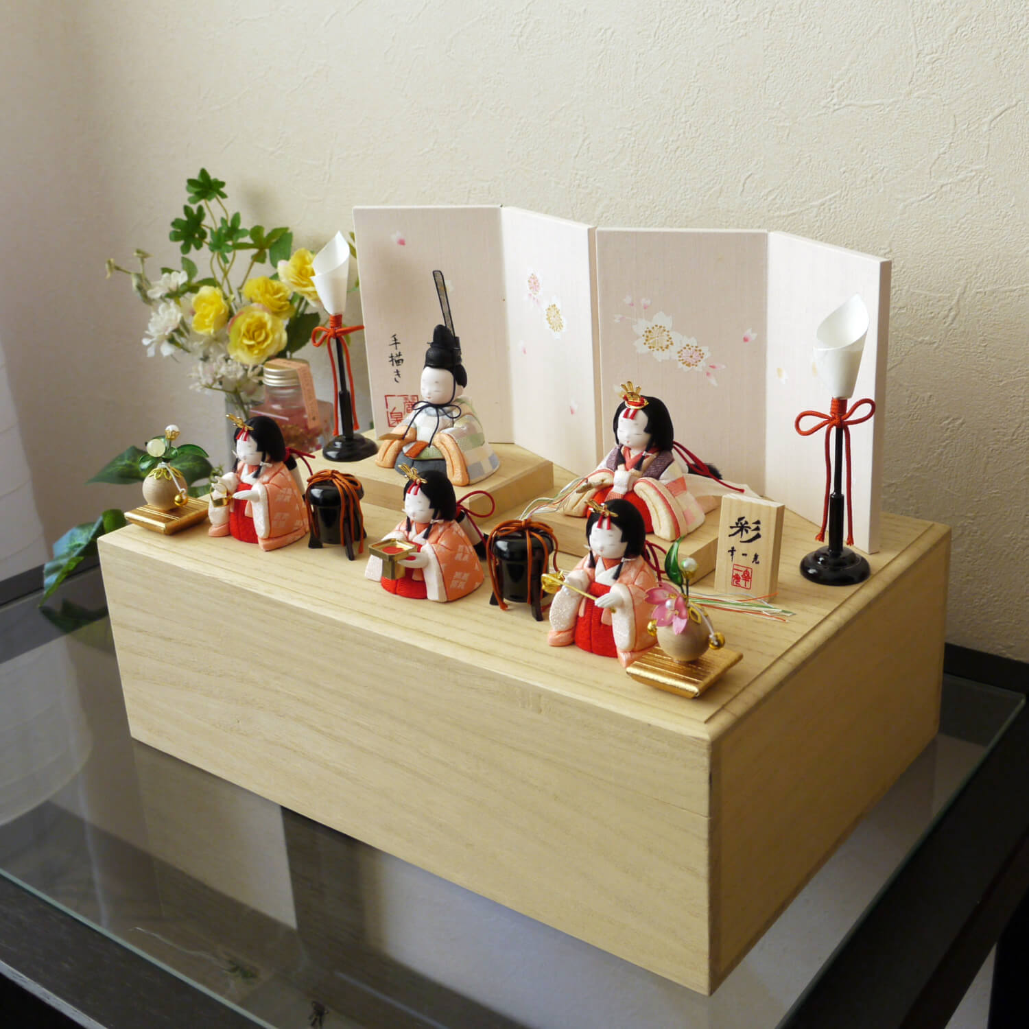 雛人形 幸一光作 彩-AYA- 官女付き五人飾り 国産桐箱収納 手描き桜屏風 正絹西陣織市松紋様(大) 木製黒塗燭台 貝桶 クリアフラワー桜橘 増村人形店 aya5idbtcst