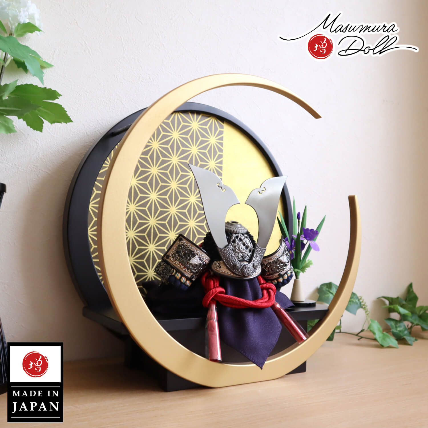 五月人形 伝統工芸士・平安 晴峰作 7号 シルバー 燻銀 正絹茜糸縅(赤糸) 無双結び 共吹き返し兜 月 -tsuki- 円形ゴールド飾り アヤメ飾り付 増村人形店 10001538