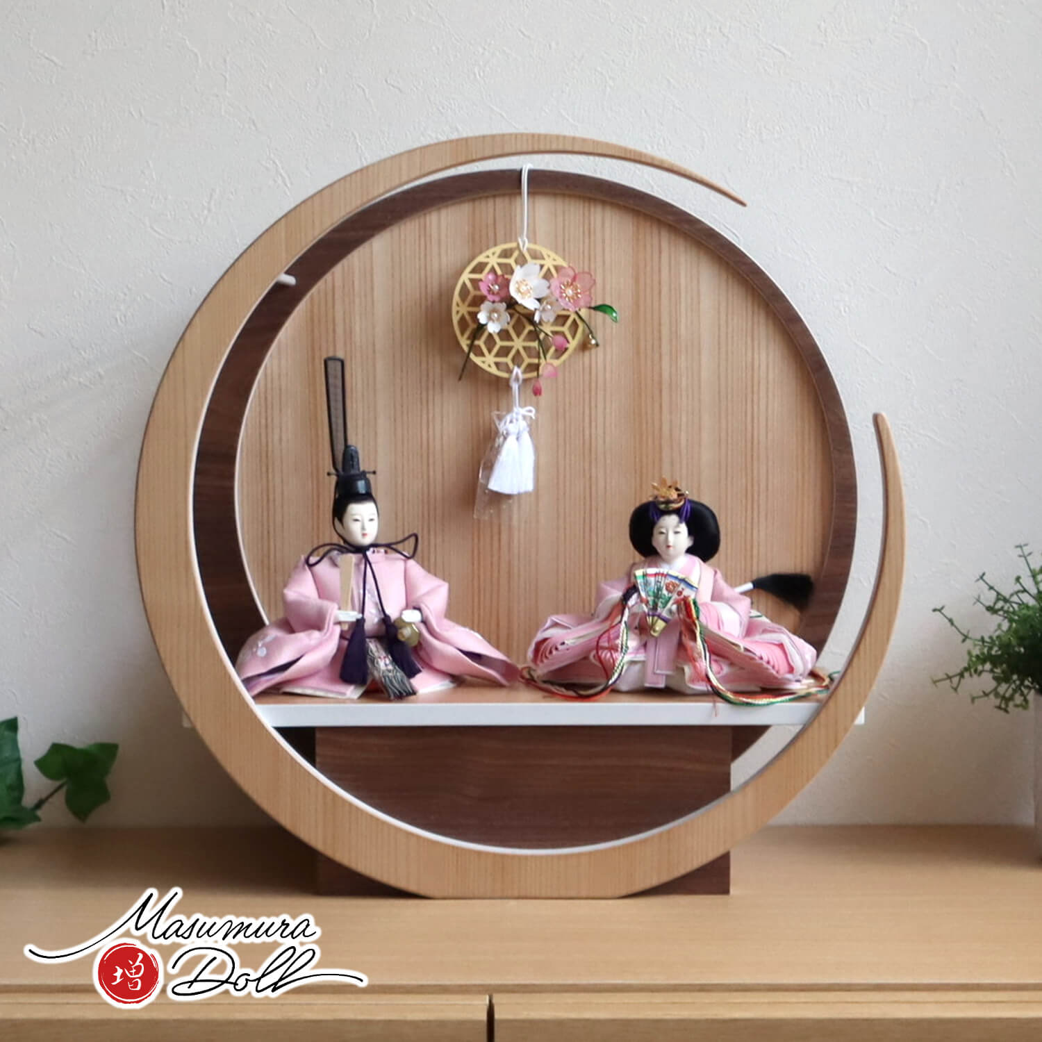 雛人形 伝統工芸士・清水光雲作 柳サイズ パープル刺繍 正絹西陣織 月-tsuki-(特大) 円形ナチュラル杉・ウォールナット 吊り飾りクリアフラワー桜 増村人形店 10001637