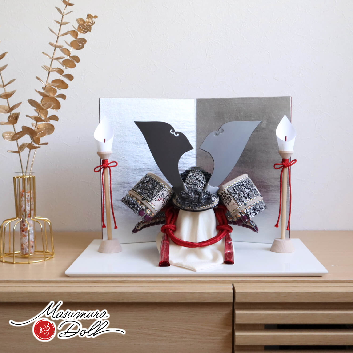 五月人形 伝統工芸士・平安 晴峰作 10号 シルバー 錫製総金具 増村特別品 燻銀 茜糸縅(赤糸)兜 黒小札 二曲銀済美箔屏風 木製燭台 アイボリー平台 増村人形店 10001739