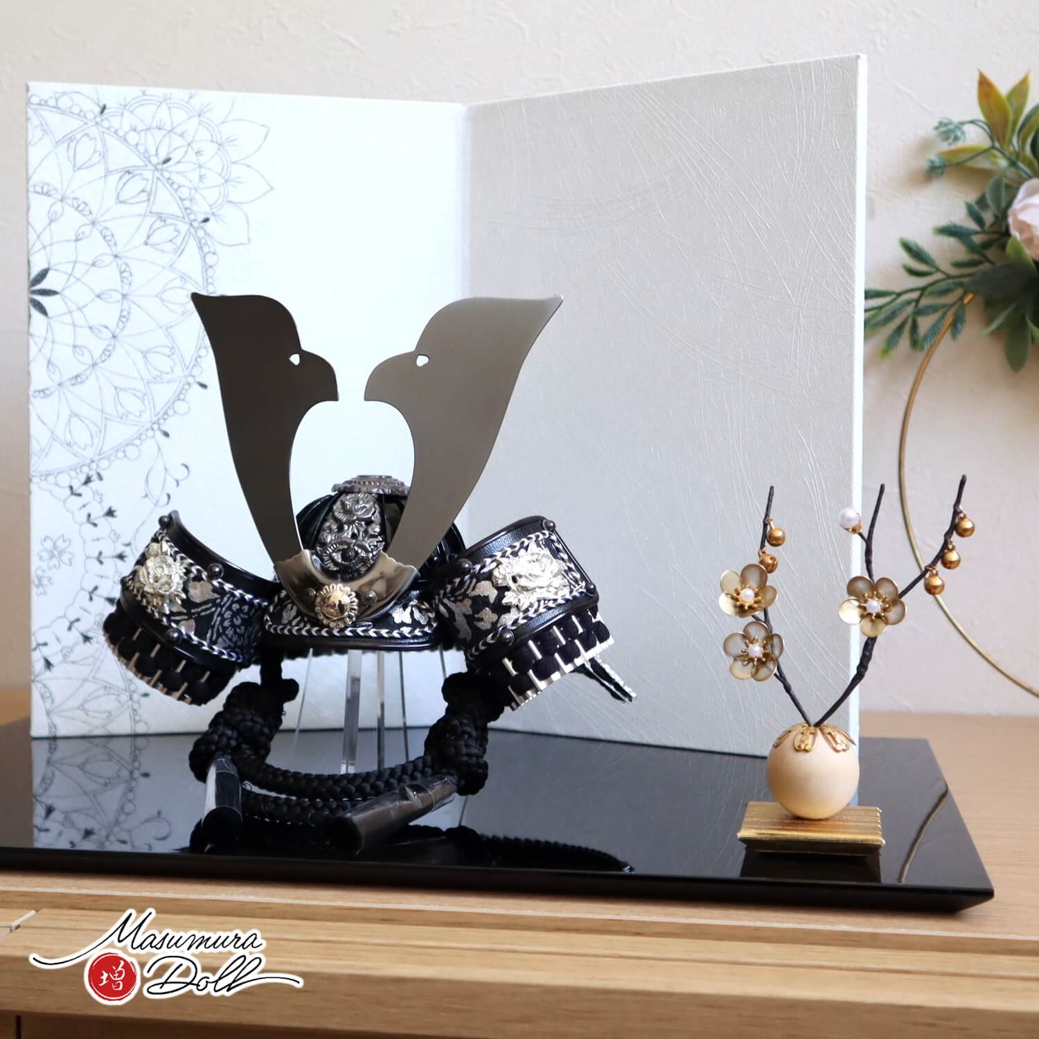 五月人形  唐草 漆黒兜 合鉢 共吹き返し 大鍬形 兜 手描二曲幾何学桜紋様屏風 クリアフラワーゴールド梅 国産 黒塗り薄台 10002717