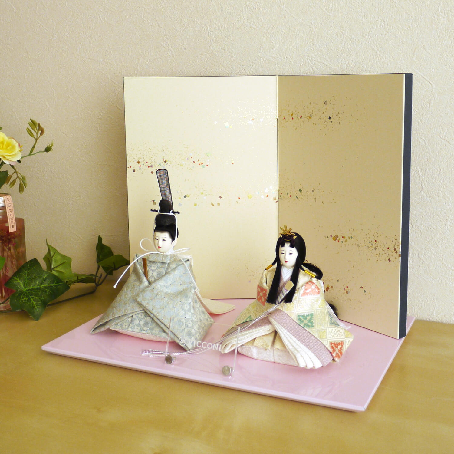 雛人形 小西実作 PICCONI 琴-こと- Rinおさげ髪 京製正絹西陣織 北村松月堂謹製 屏風本仕立「色々小石」ピンク飾台 ひな人形 京人形 ピッコニ ぴっこに 増村人形店 pknkotorinosakoisi