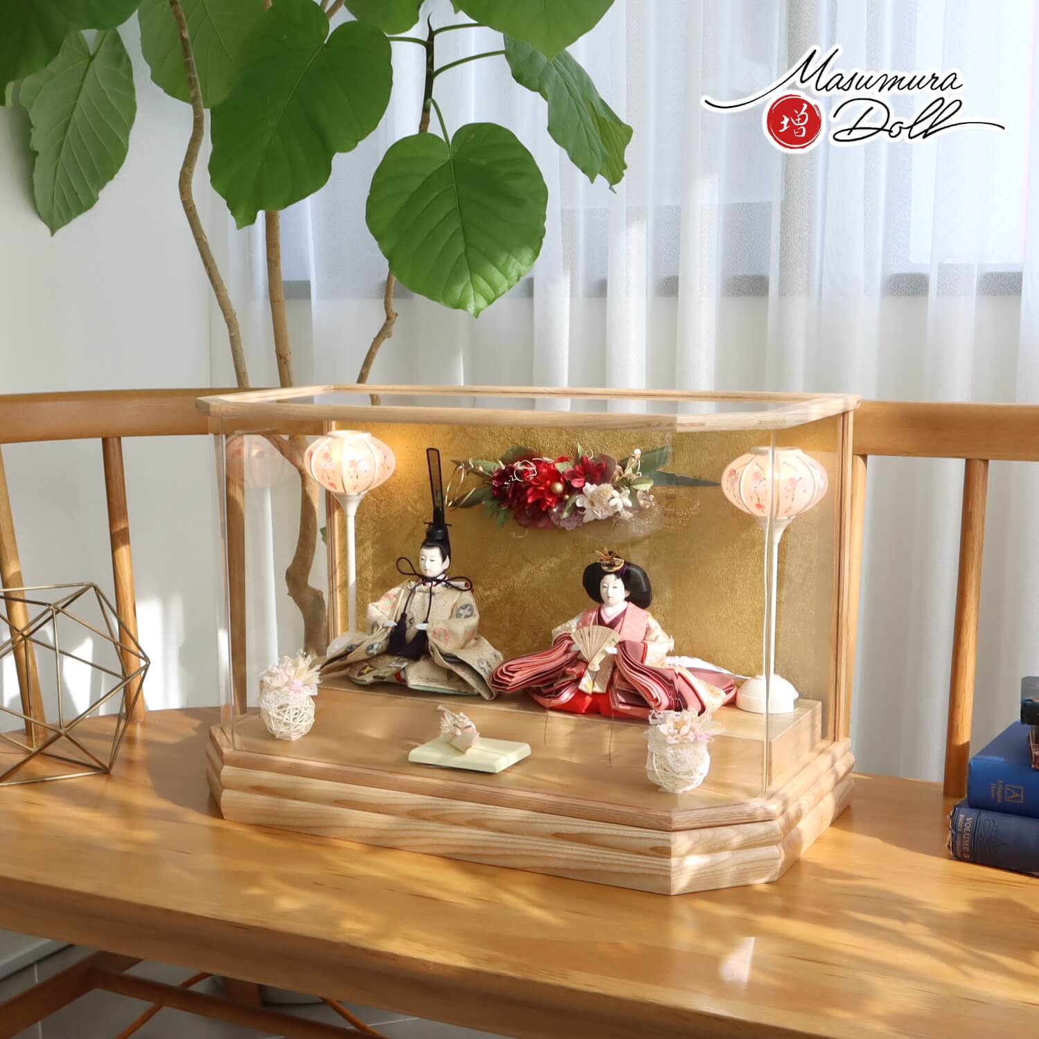 雛人形 伝統工芸士・清水光雲監修 春光作 25号 芥子 正絹西陣織 有職雛 無地扇 白木枠六角パノラマ アクリルケース ゴールドバック 手描き雪洞 かぶせ式 アートフラワー ラタン 増村人形店 ケース飾り 10002236