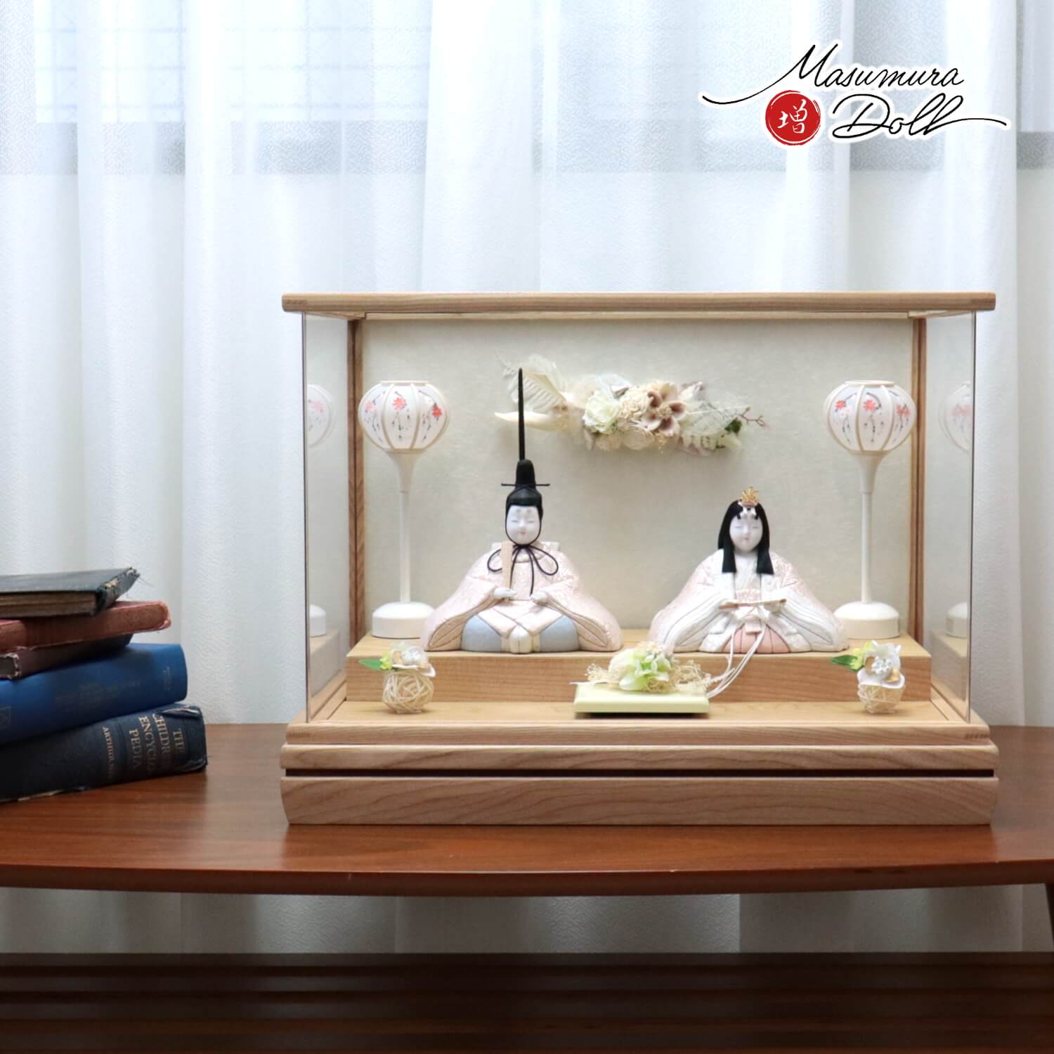 雛人形 伝統的工芸品 三世・金林真多呂作 白妙雛 正絹西陣織 白木枠パノラマ アクリルケース 和紙バック 手描き雪洞 かぶせ式 アートフラワー 桜 ラタン 増村人形店 ケース飾り 10002260