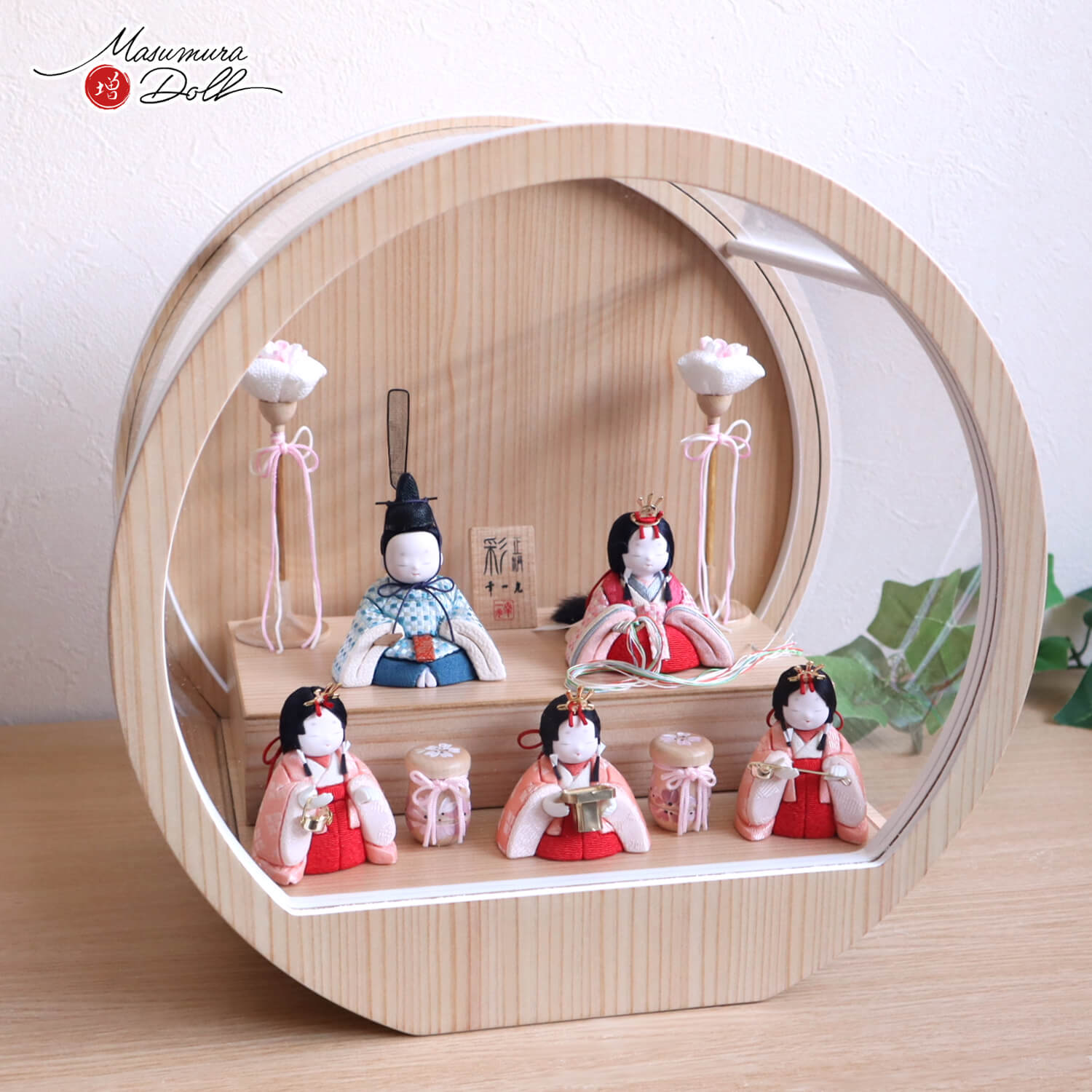 幸一光作 彩-AYA- 増村オリジナル 5人飾り ピンク 水色 正絹西陣織市松小 月-tsuki- 日本製円形ナチュラル杉 29アクリル ケース飾り 壁掛け対応 花ぼんぼり 手描き絵 木製貝桶 シルク 絹 木製 杉 増村人形店 10003034