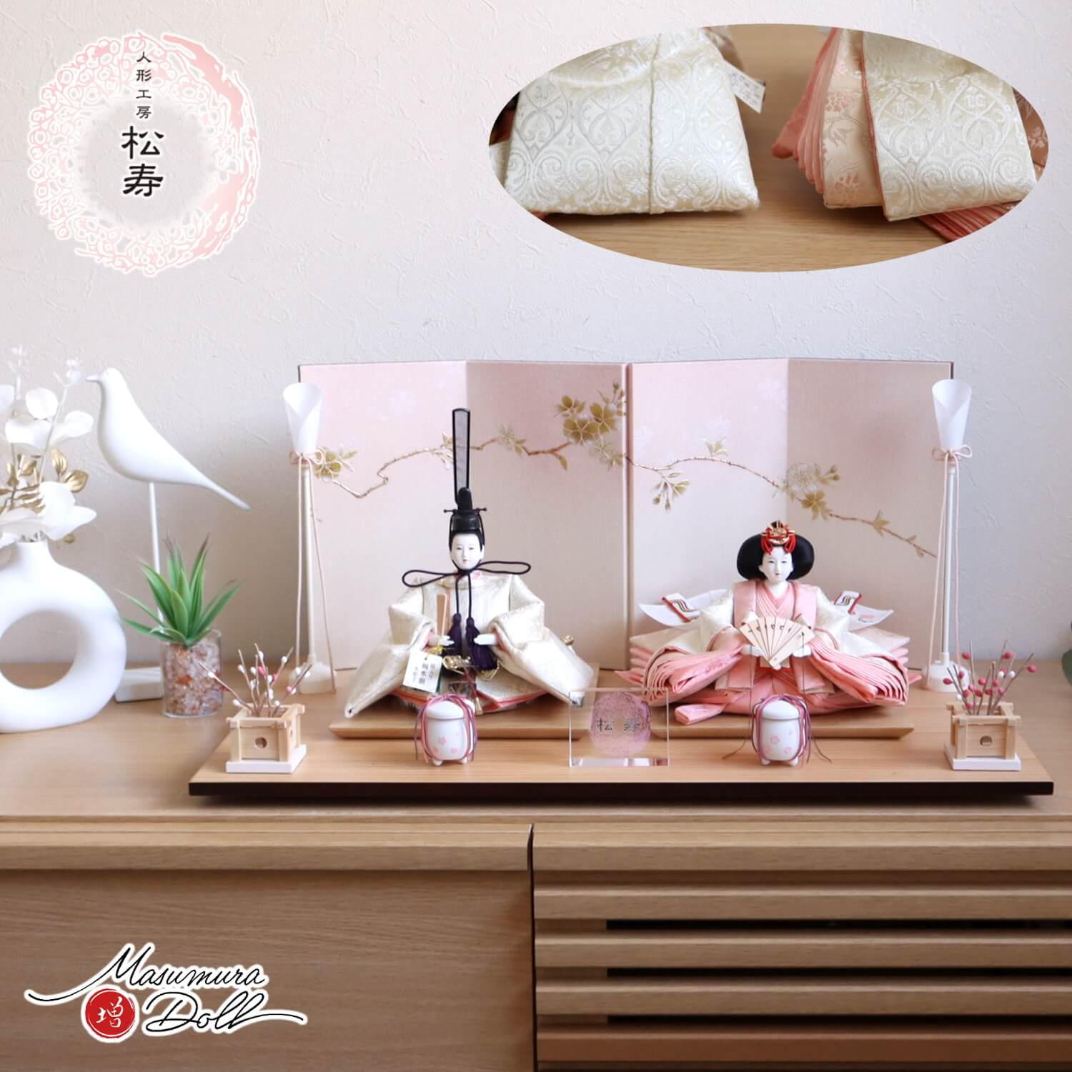 雛人形 新作 小出松寿 作 西陣織正絹12番 ペルシャ蔓草文様 頭師：市川伯英 桜ぼかし金銀桜屏風 コードレス燭台 たまゆら紅白梅 白塗り貝桶 ナチュラル杉製平台 木手 無地扇 10002685