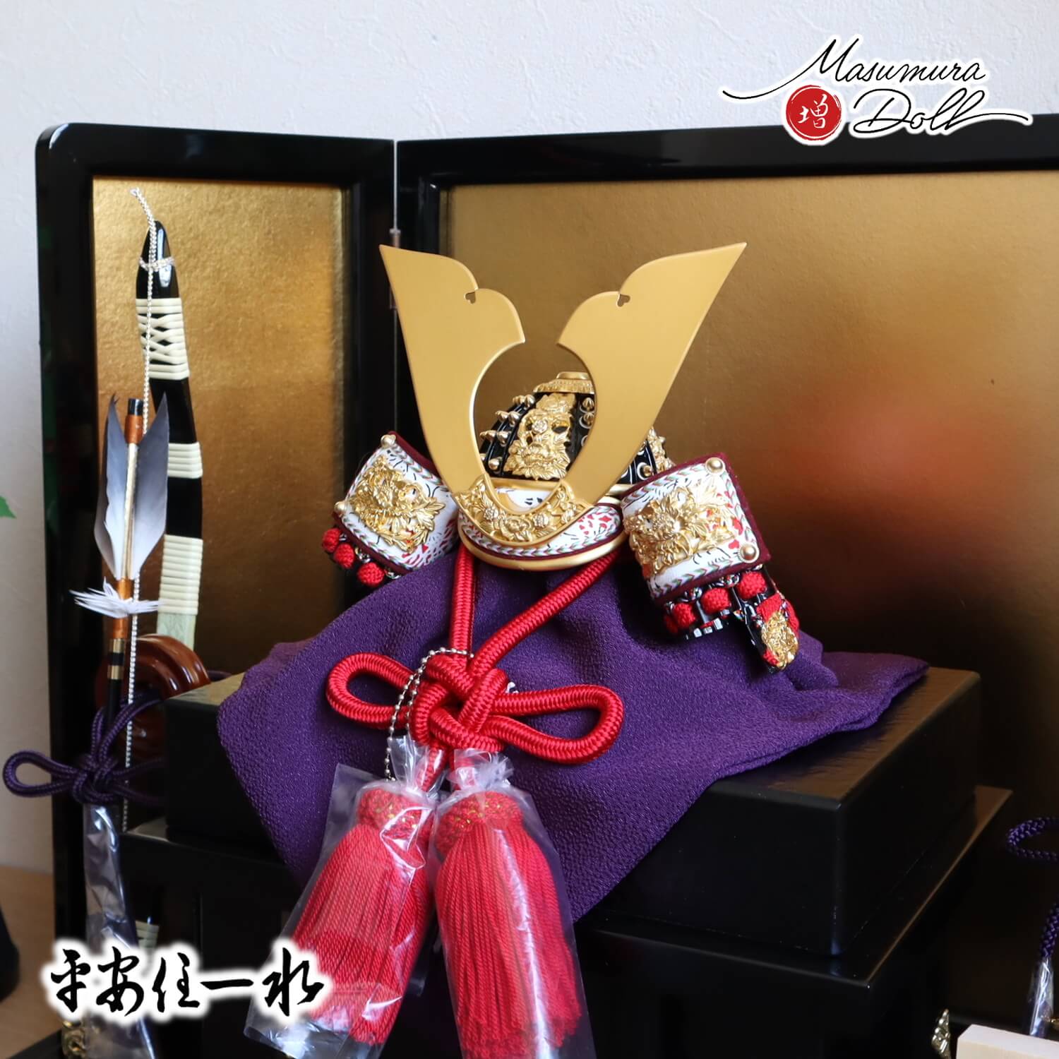 五月人形 京都・平安一水作 京8号 赤糸縅 本漆塗合鉢 黒小札共吹き返し兜 京製唐櫃 黒塗り枠箔押屏風 国産本藤巻弓太刀飾 国産黒塗り平台 増村人形店 10002279