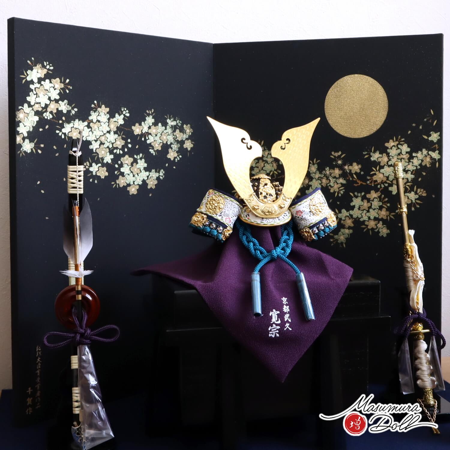 新作 伝統工芸士 京都・武久寛宗作 京8号浅葱(あさぎ)糸  本漆黒小札 蒔絵屏風「月に桜」本藤巻弓太刀 越前 黒木目 唐櫃 紺毛氈飾り 浅黄 8号 10002504