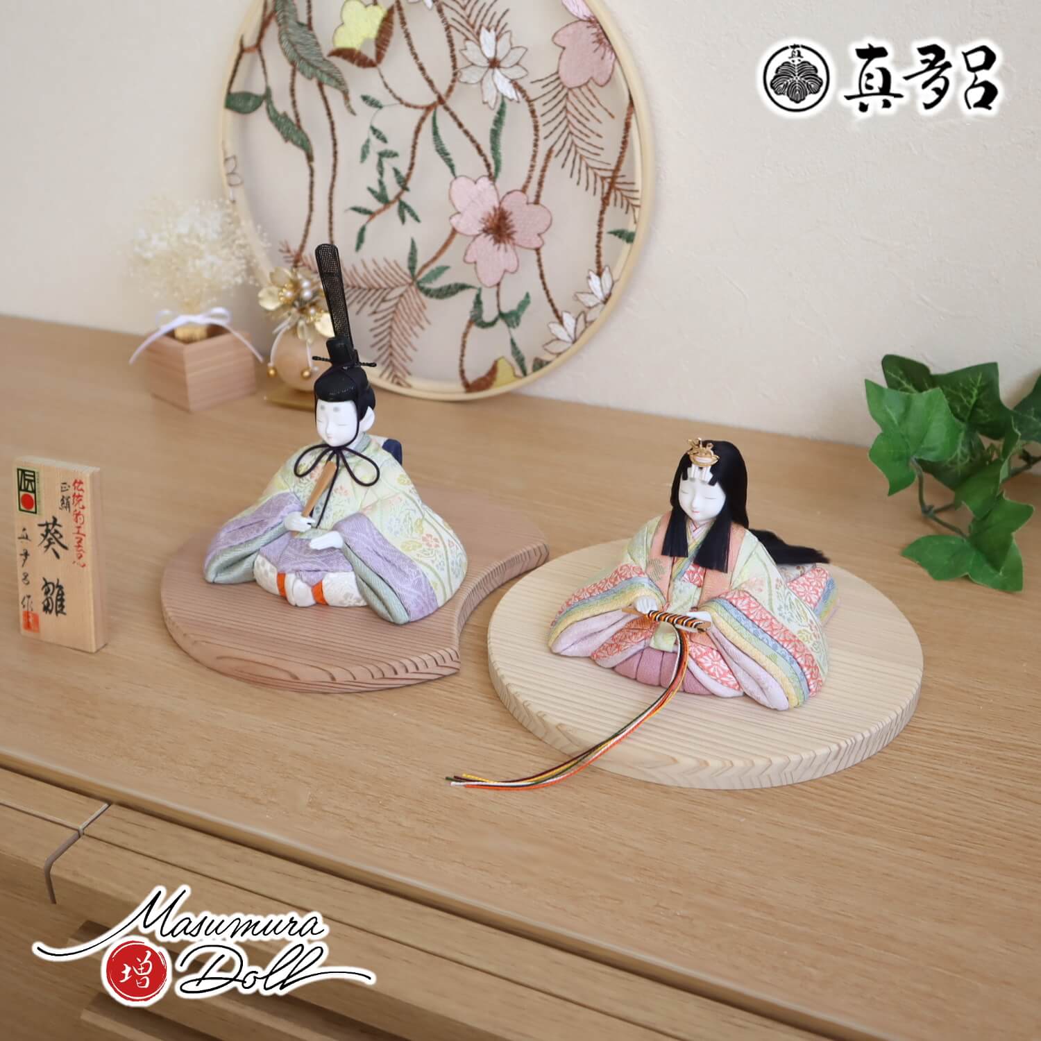 雛人形 新作伝統的工芸品 三世・金林真多呂作 『葵雛』 国産杉製月飾台(大) 増村人形店 10001871