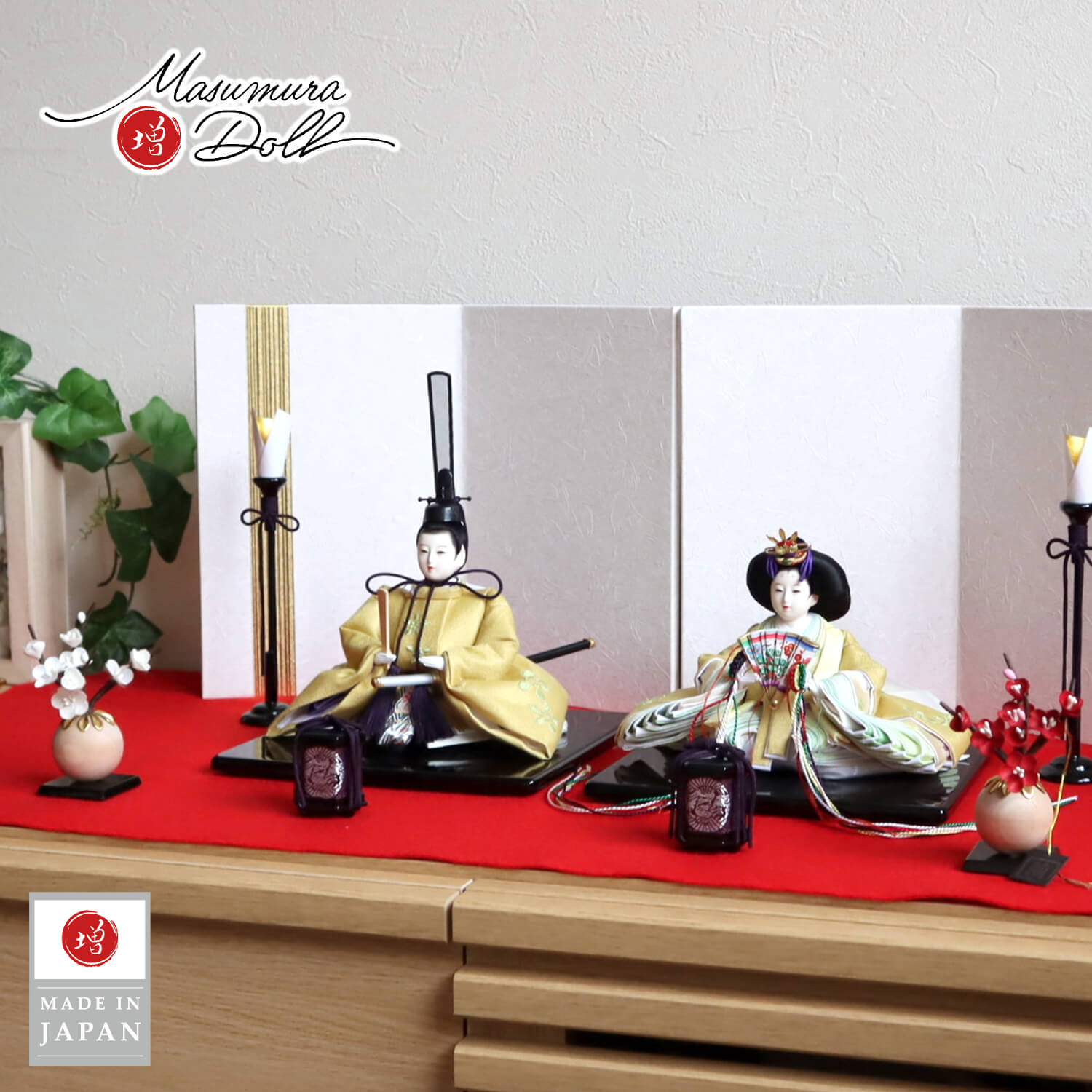 雛人形 伝統工芸士・清水光雲作 柳サイズ 金茶刺繍 正絹西陣織 白地に金ライン屏風 木製黒塗り燭台 貝桶 繭紅白梅 毛氈飾り 増村人形店 10001485