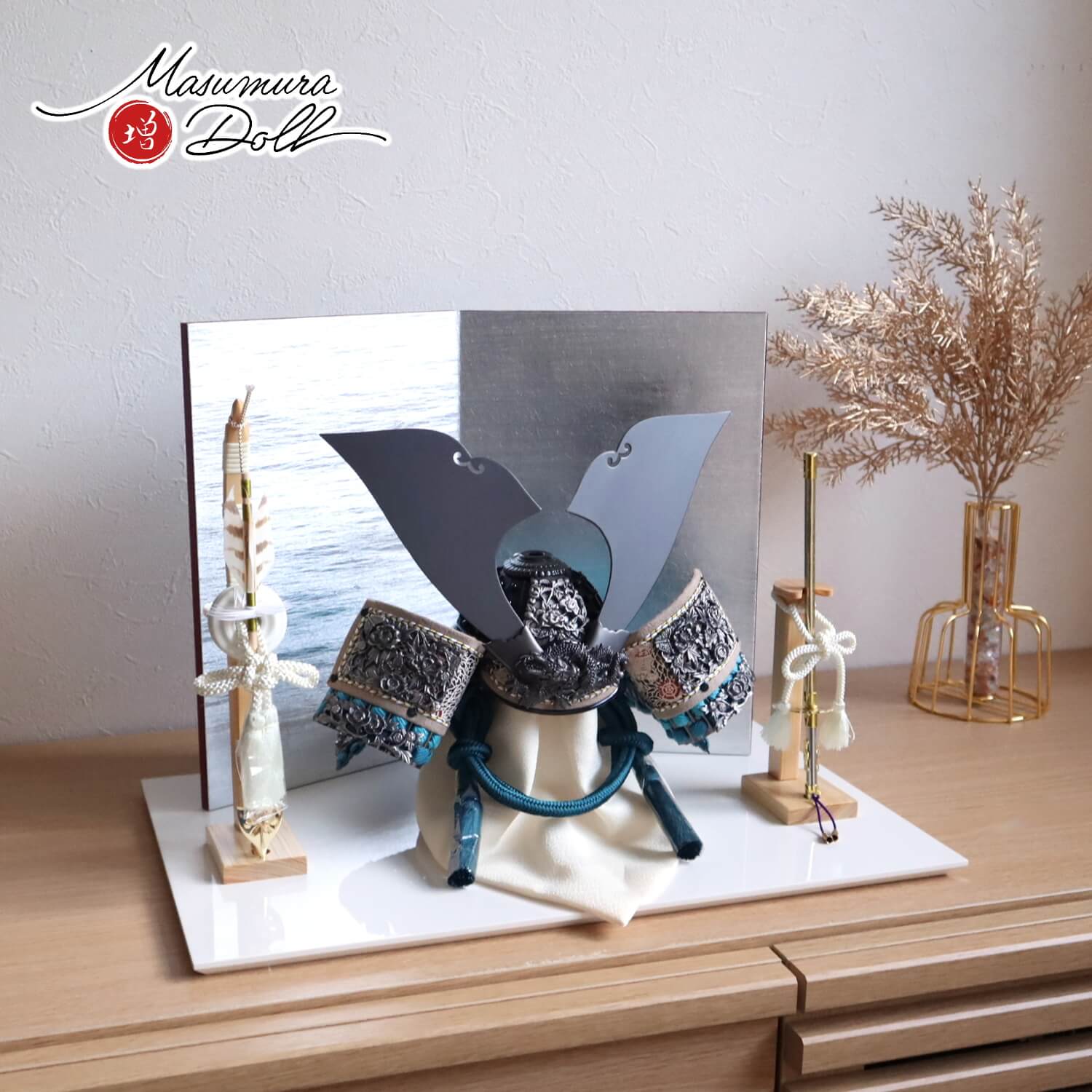 五月人形 伝統工芸士・平安 晴峰作 10号 シルバー 錫製総金具 増村特別品 燻銀 縹糸縅兜(青) 黒小札金 二曲銀サイビ箔押し屏風 ヒノキ製本藤巻弓太刀 アイボリー平台 増村人形店 10001729