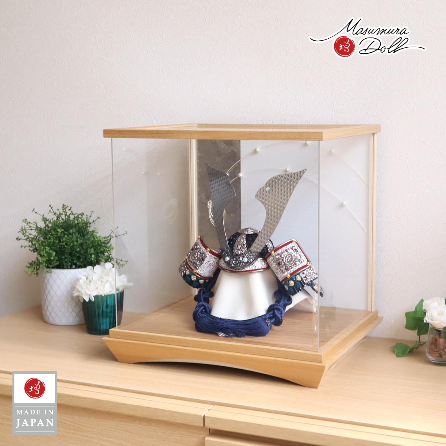 五月人形  ケース飾り 兜 伝統工芸士 誠山作 10号紺糸縅兜 ブロンズ鍬形 黒小札 アクリル シルバーライン 水引 パール風 増村人形店 10001939