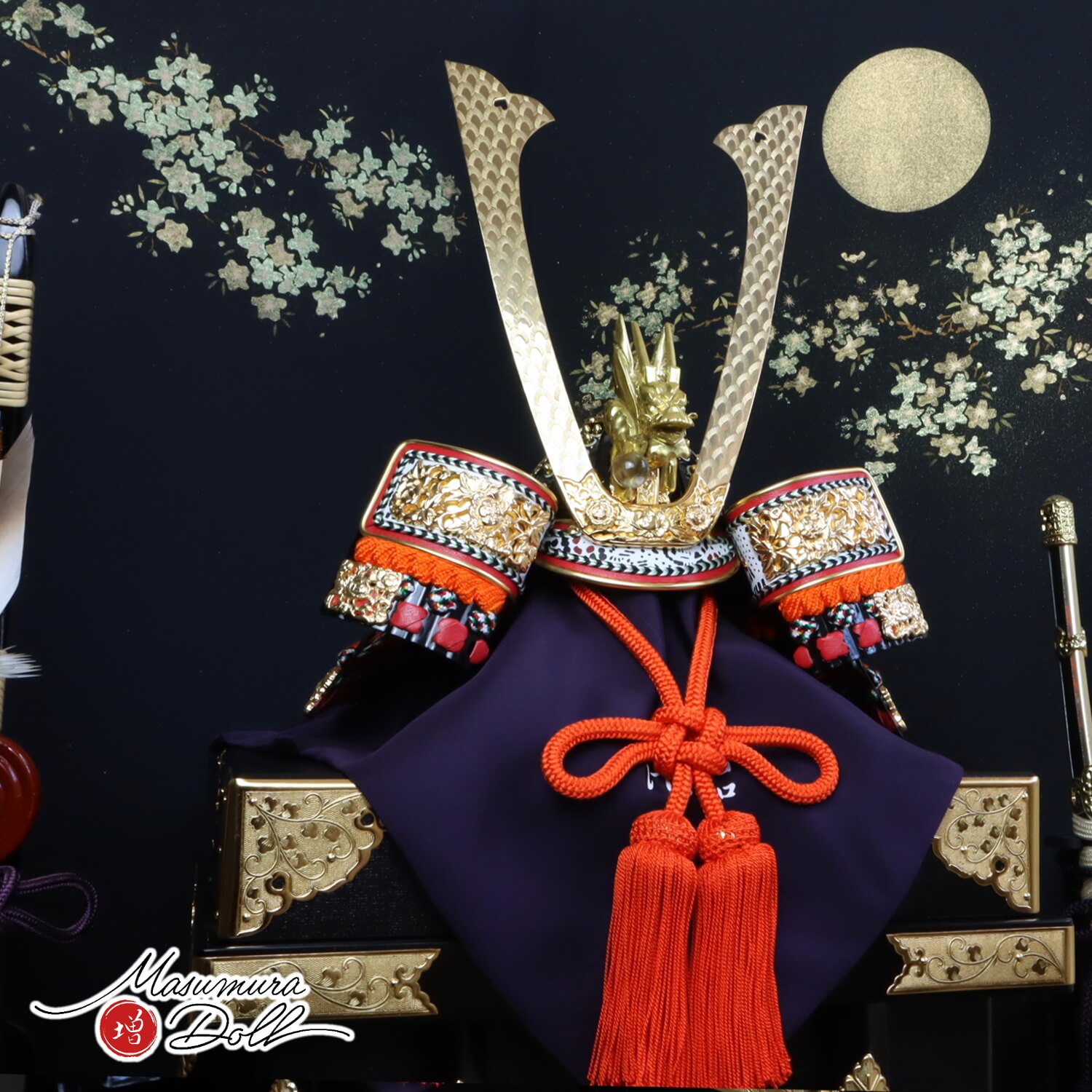 五月人形 京都・粟田口清信作 京12号 正絹 朱赤糸 総角 本漆塗黒小札 手打 長鍬 手彫り鳥羽毛鍬形 京製 龍頭付 京製唐櫃 屏風「月に桜」駿河蒔絵 本藤巻弓太刀 10002374