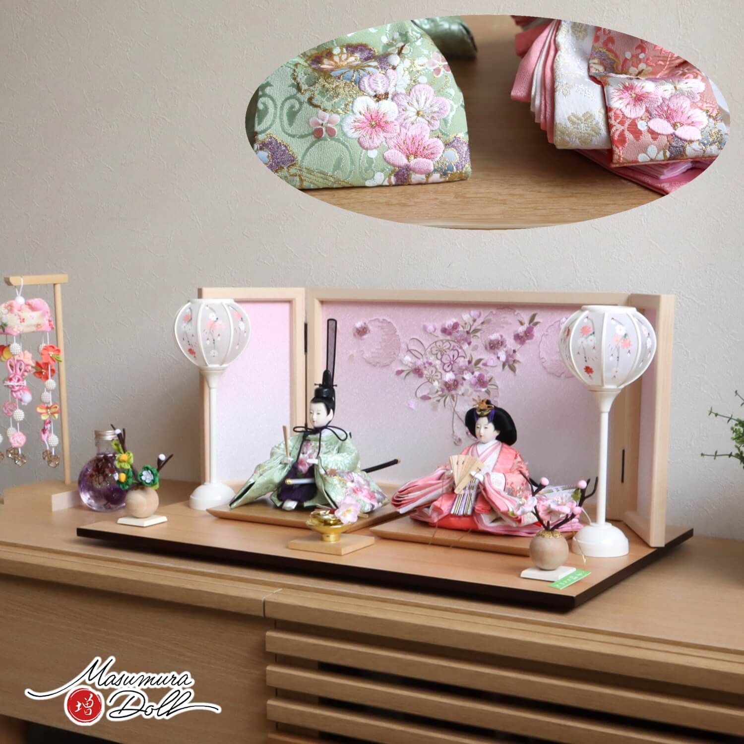 雛人形 最新作 増村人形店 オリジナル 華峰作 芥子親王 桜刺繍 無地扇 本刺繍ヒノキ枠屏風「ピンクぼかし雪輪リボン桜」コードレス手描き雪洞 ちりめん桜橘 盃飾 ナチュラル杉製飾台 ymd 10002433