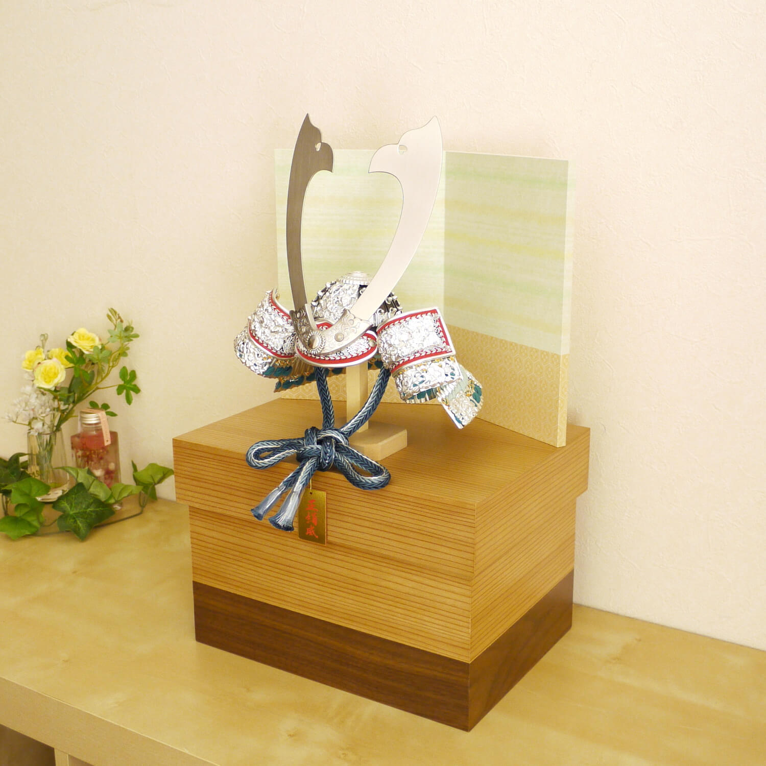 五月人形 伝統工芸士・晴峰作 10号 淡水白糸縅 シルバー 白銀 兜 日本製杉収納箱ウォールナットmix 亀甲紋様腰張り屏風 増村人形店 10000502