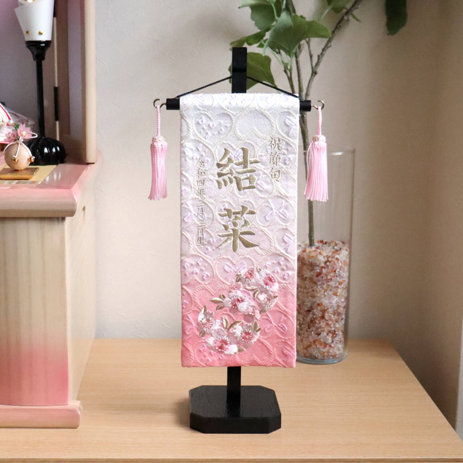 刺繍名前旗 女の子 花丸 ピンク 国産黒塗スタンド ひな人形 雛人形 白 名まえ なまえ 命名 旗 五月人形 名前旗 男の子 刺繍 節句 雛人形 女の子 コンパクト 刺繍 雛祭り 増村人形店 10000974