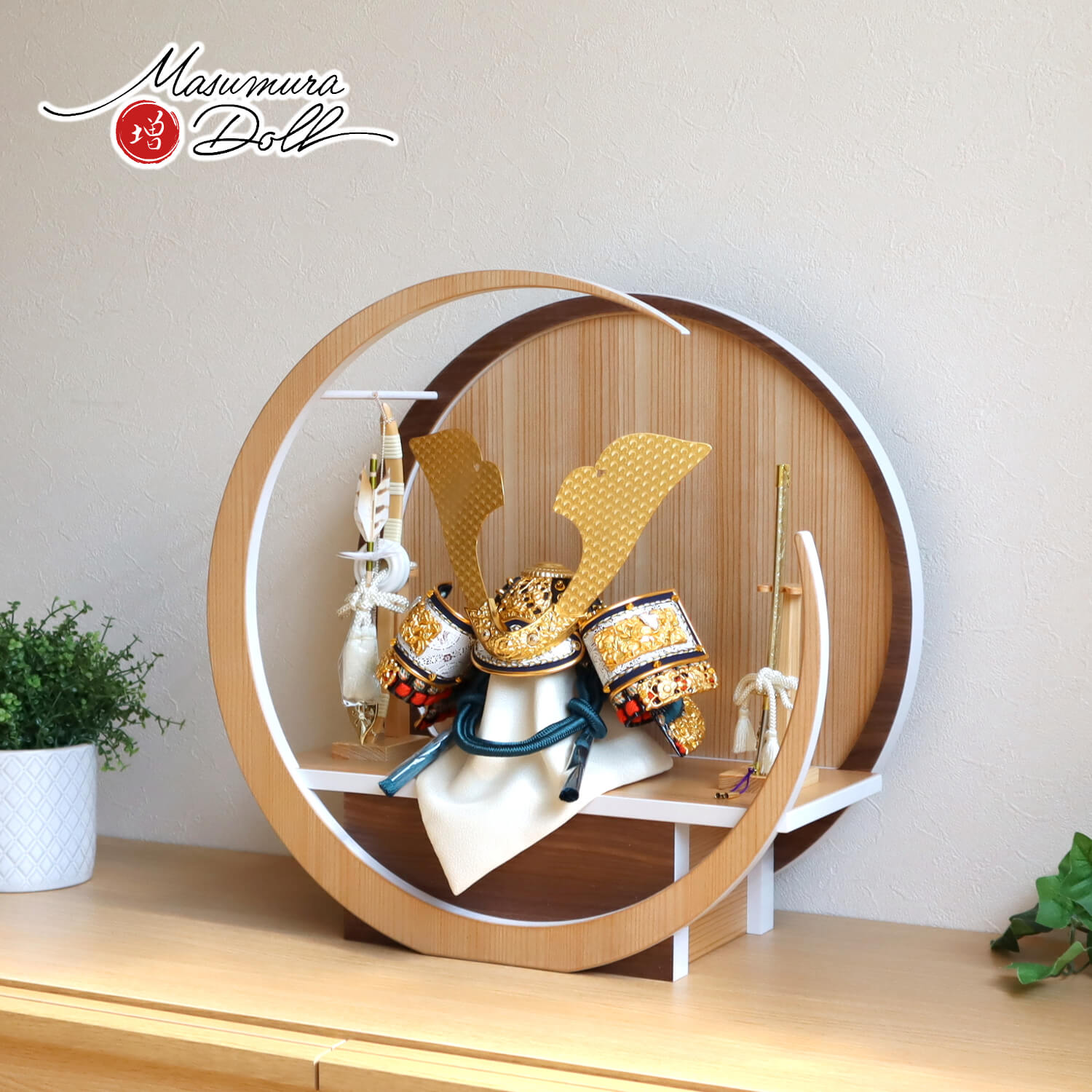 五月人形 伝統工芸士 晴峰作 10号 正絹無双縹(はなだ)糸縅 黒小札共吹返兜 月-tsuki- (特大) 円形ナチュラル杉・ウォールナット飾り ヒノキ製弓太刀 増村人形店 10001468